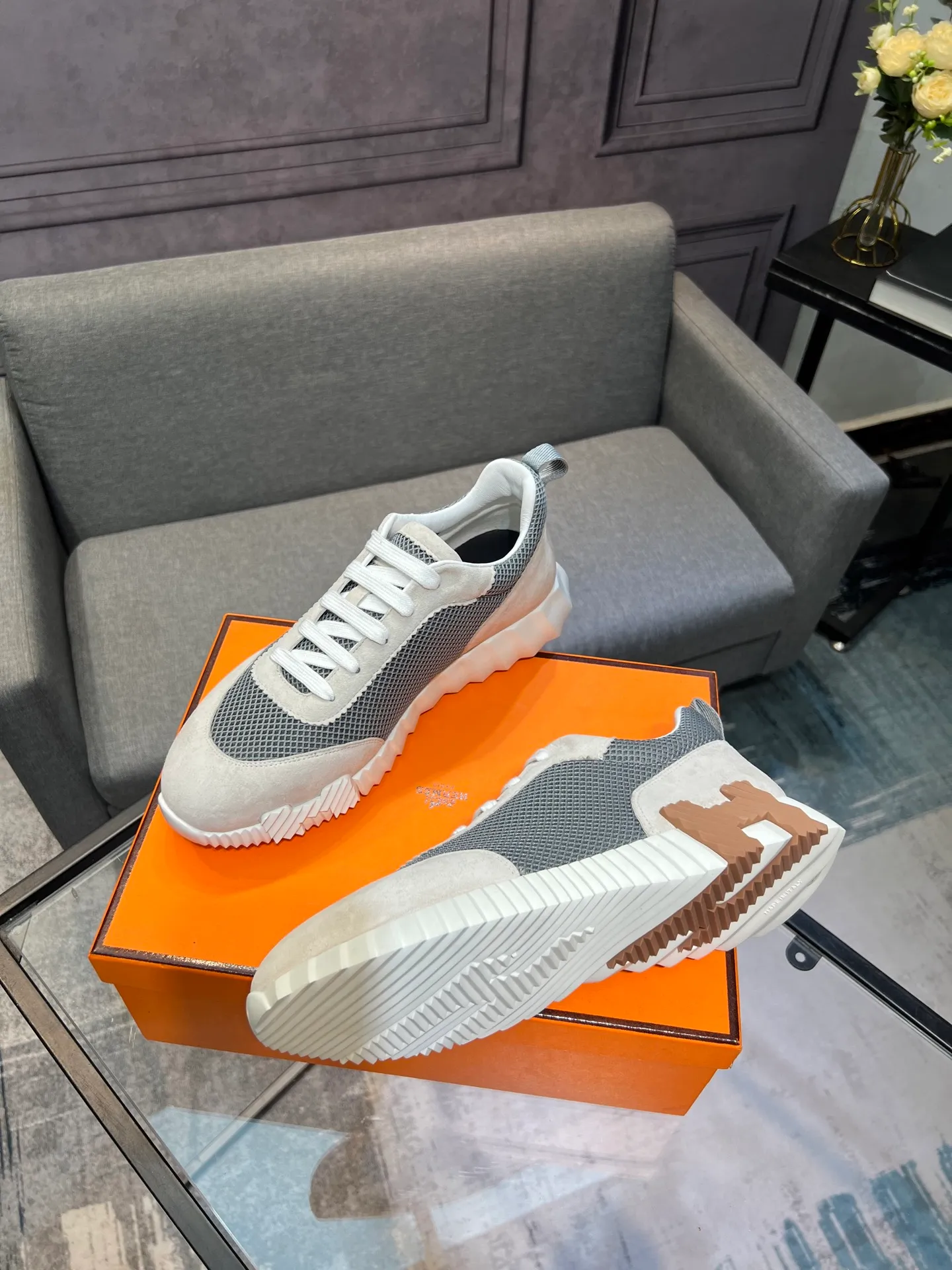 Men's shoes 💰660 Exclusive real shot (top version) Hermes new autumn and winter sports shoes. One of the most comfortable shoes from Hermes. Very light on the feet and good-looking. You will not be tired even if you go shopping. The overall suede feels very good. It is very beautiful and versatile. Very light and comfortable. Fabric: Imported high mercerized sheep/original single rain velvet. Lining: Imported silk sheepskin for the lining insole. Outsole: Seamless combination of IP+TPU (multi-color letters) German technology irradiation machine Size: Male 39-46 (Male 38 45 46 customized) Top quality, simultaneous full set of packaging